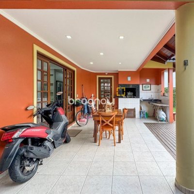 Casa com 230m², 3 quartos (sendo 1 suíte), 4 garagens, no bairro Jurerê Internacional em Florianópolis