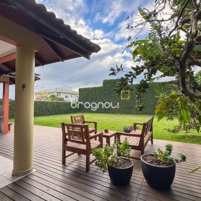 Casa com 230m², 3 quartos (sendo 1 suíte), 4 garagens, no bairro Jurerê Internacional em Florianópolis