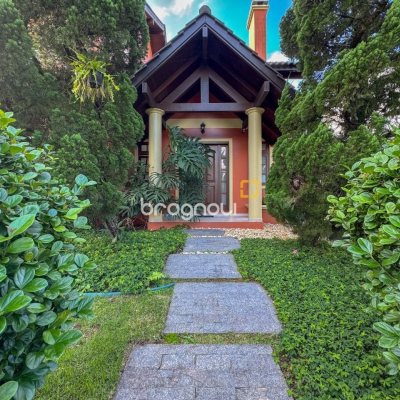 Casa com 230m², 3 quartos (sendo 1 suíte), 4 garagens, no bairro Jurerê Internacional em Florianópolis