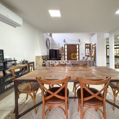 Casa com 230m², 3 quartos (sendo 1 suíte), 4 garagens, no bairro Jurerê Internacional em Florianópolis