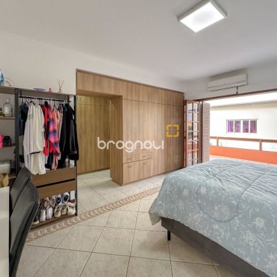 Casa com 230m², 3 quartos (sendo 1 suíte), 4 garagens, no bairro Jurerê Internacional em Florianópolis