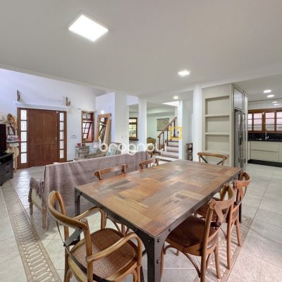 Casa com 230m², 3 quartos (sendo 1 suíte), 4 garagens, no bairro Jurerê Internacional em Florianópolis