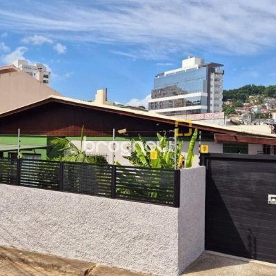 Casa com 95m², 3 quartos (sendo 1 suíte), 2 garagens, no bairro Saco dos Limões em Florianópolis