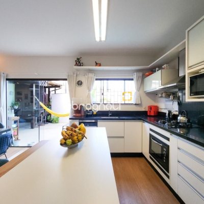 Casa com 95m², 3 quartos (sendo 1 suíte), 2 garagens, no bairro Saco dos Limões em Florianópolis