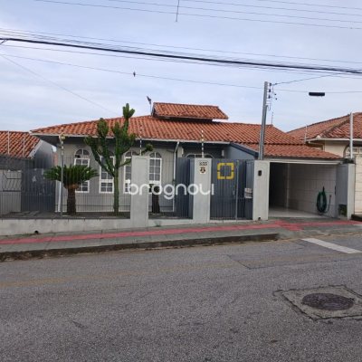 Casa com 191m², 4 quartos (sendo 1 suíte), 2 garagens, no bairro Ipiranga em São José