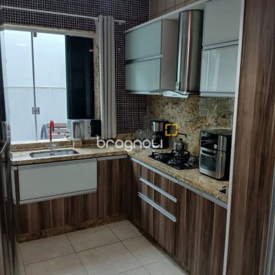 Casa com 191m², 4 quartos (sendo 1 suíte), 2 garagens, no bairro Ipiranga em São José