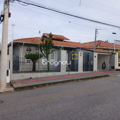 Casa com 191m², 4 quartos (sendo 1 suíte), 2 garagens, no bairro Ipiranga em São José