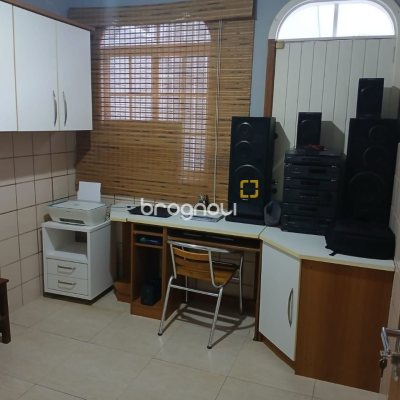 Casa com 191m², 4 quartos (sendo 1 suíte), 2 garagens, no bairro Ipiranga em São José