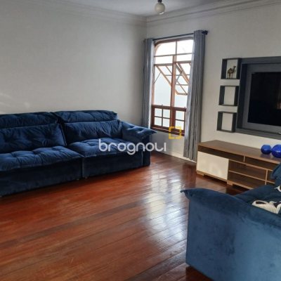 Casa com 191m², 4 quartos (sendo 1 suíte), 2 garagens, no bairro Ipiranga em São José