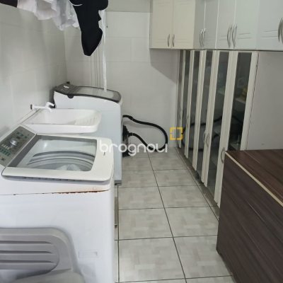 Casa com 191m², 4 quartos (sendo 1 suíte), 2 garagens, no bairro Ipiranga em São José