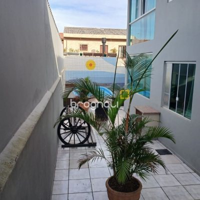 Casa com 191m², 4 quartos (sendo 1 suíte), 2 garagens, no bairro Ipiranga em São José