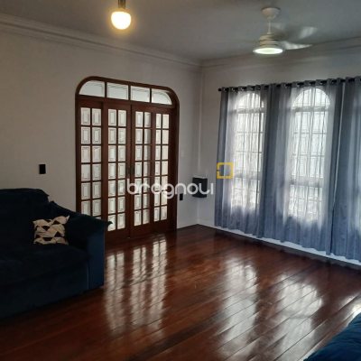 Casa com 191m², 4 quartos (sendo 1 suíte), 2 garagens, no bairro Ipiranga em São José
