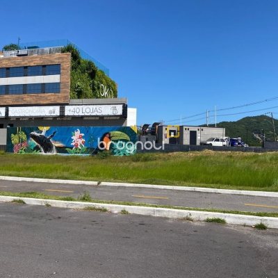 Casa com 126m², 3 quartos (sendo 1 suíte), 2 garagens, no bairro Campeche em Florianópolis