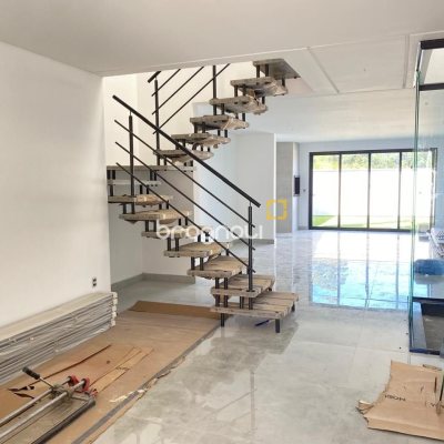 Casa com 126m², 3 quartos (sendo 1 suíte), 2 garagens, no bairro Campeche em Florianópolis