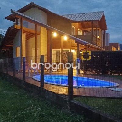 Casa de Condomínio com 240m², 3 quartos (sendo 2 suítes), 2 garagens, no bairro Vargem Grande em Florianópolis
