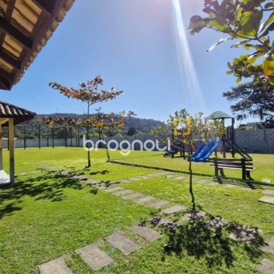 Casa de Condomínio com 240m², 3 quartos (sendo 2 suítes), 2 garagens, no bairro Vargem Grande em Florianópolis
