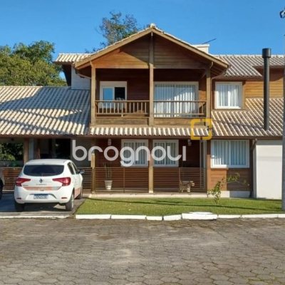 Casa de Condomínio com 240m², 3 quartos (sendo 2 suítes), 2 garagens, no bairro Vargem Grande em Florianópolis