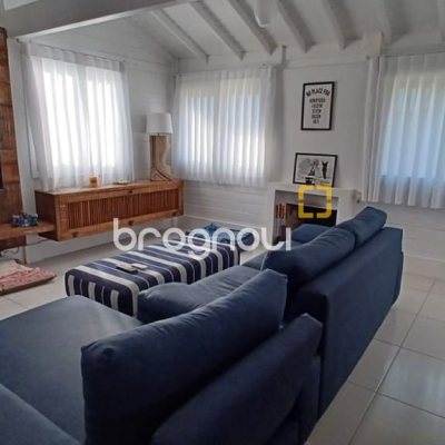 Casa de Condomínio com 240m², 3 quartos (sendo 2 suítes), 2 garagens, no bairro Vargem Grande em Florianópolis
