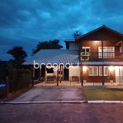 Casa de Condomínio com 240m², 3 quartos (sendo 2 suítes), 2 garagens, no bairro Vargem Grande em Florianópolis