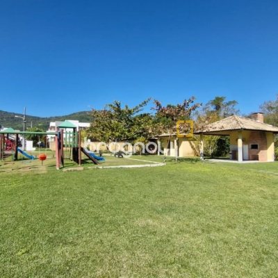 Casa de Condomínio com 240m², 3 quartos (sendo 2 suítes), 2 garagens, no bairro Vargem Grande em Florianópolis