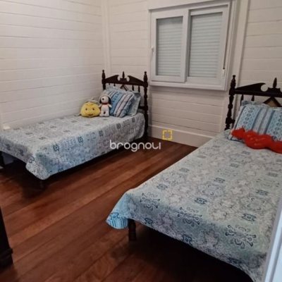 Casa de Condomínio com 240m², 3 quartos (sendo 2 suítes), 2 garagens, no bairro Vargem Grande em Florianópolis