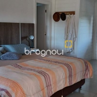 Casa de Condomínio com 240m², 3 quartos (sendo 2 suítes), 2 garagens, no bairro Vargem Grande em Florianópolis