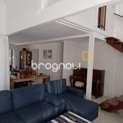 Casa de Condomínio com 240m², 3 quartos (sendo 2 suítes), 2 garagens, no bairro Vargem Grande em Florianópolis