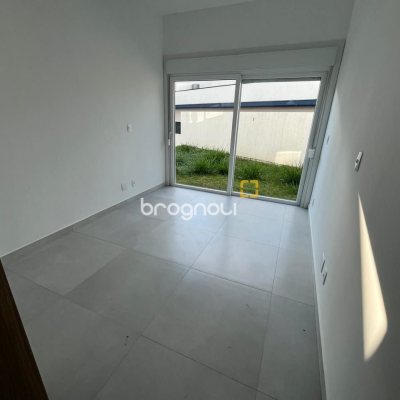 Casa de Condomínio com 192m², 3 quartos (sendo 3 suítes), 2 garagens, no bairro Cachoeira do Bom Jesus em Florianópolis