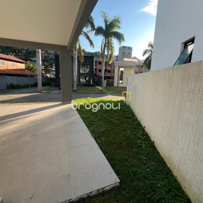 Casa de Condomínio com 192m², 3 quartos (sendo 3 suítes), 2 garagens, no bairro Cachoeira do Bom Jesus em Florianópolis