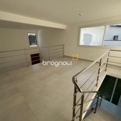 Casa de Condomínio com 192m², 3 quartos (sendo 3 suítes), 2 garagens, no bairro Cachoeira do Bom Jesus em Florianópolis