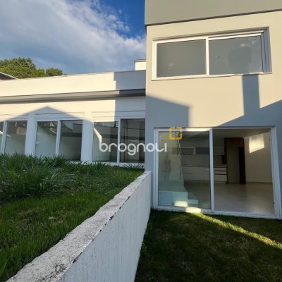 Casa de Condomínio com 192m², 3 quartos (sendo 3 suítes), 2 garagens, no bairro Cachoeira do Bom Jesus em Florianópolis