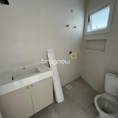 Casa de Condomínio com 192m², 3 quartos (sendo 3 suítes), 2 garagens, no bairro Cachoeira do Bom Jesus em Florianópolis