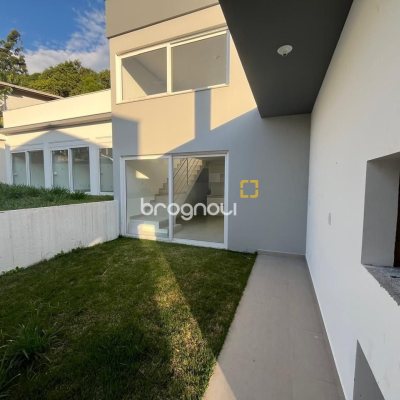Casa de Condomínio com 192m², 3 quartos (sendo 3 suítes), 2 garagens, no bairro Cachoeira do Bom Jesus em Florianópolis