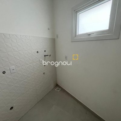 Casa de Condomínio com 192m², 3 quartos (sendo 3 suítes), 2 garagens, no bairro Cachoeira do Bom Jesus em Florianópolis