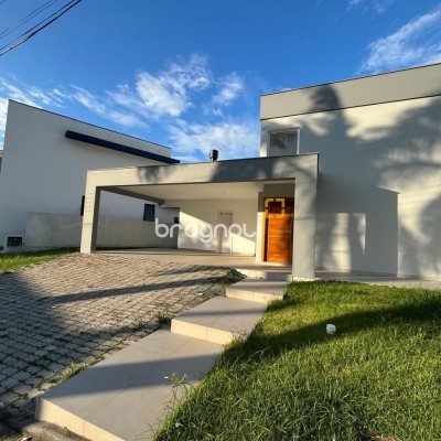 Casa de Condomínio com 192m², 3 quartos (sendo 3 suítes), 2 garagens, no bairro Cachoeira do Bom Jesus em Florianópolis
