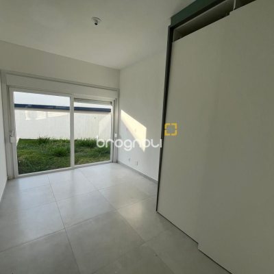 Casa de Condomínio com 192m², 3 quartos (sendo 3 suítes), 2 garagens, no bairro Cachoeira do Bom Jesus em Florianópolis