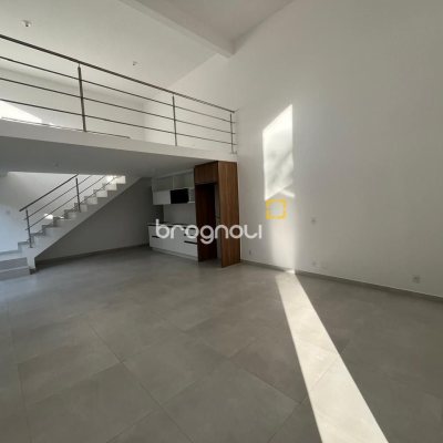 Casa de Condomínio com 192m², 3 quartos (sendo 3 suítes), 2 garagens, no bairro Cachoeira do Bom Jesus em Florianópolis