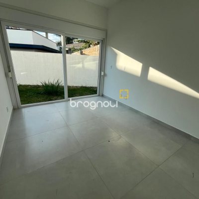 Casa de Condomínio com 192m², 3 quartos (sendo 3 suítes), 2 garagens, no bairro Cachoeira do Bom Jesus em Florianópolis
