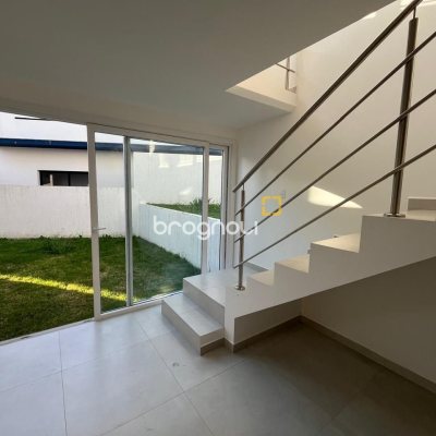Casa de Condomínio com 192m², 3 quartos (sendo 3 suítes), 2 garagens, no bairro Cachoeira do Bom Jesus em Florianópolis