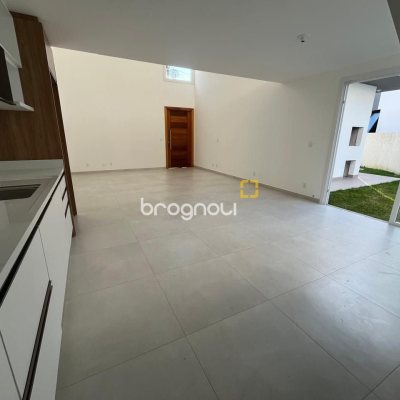 Casa de Condomínio com 192m², 3 quartos (sendo 3 suítes), 2 garagens, no bairro Cachoeira do Bom Jesus em Florianópolis