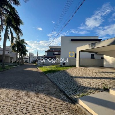 Casa de Condomínio com 192m², 3 quartos (sendo 3 suítes), 2 garagens, no bairro Cachoeira do Bom Jesus em Florianópolis