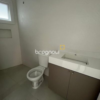 Casa de Condomínio com 192m², 3 quartos (sendo 3 suítes), 2 garagens, no bairro Cachoeira do Bom Jesus em Florianópolis