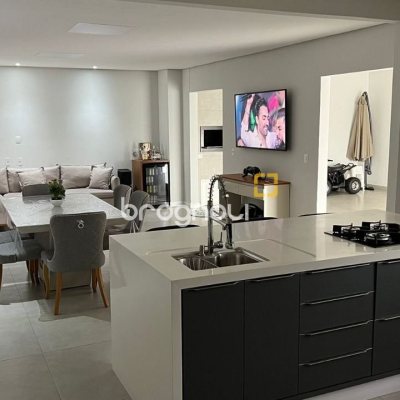 Casa com 200m², 3 quartos (sendo 2 suítes), 6 garagens, no bairro Serraria em São José