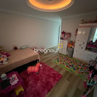 Casa com 200m², 3 quartos (sendo 2 suítes), 6 garagens, no bairro Serraria em São José