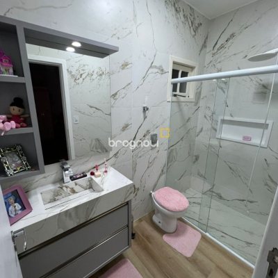 Casa com 200m², 3 quartos (sendo 2 suítes), 6 garagens, no bairro Serraria em São José