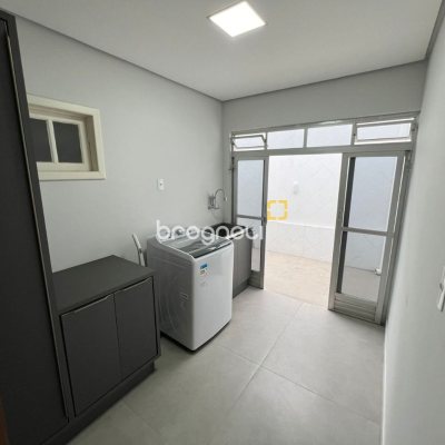 Casa com 200m², 3 quartos (sendo 2 suítes), 6 garagens, no bairro Serraria em São José