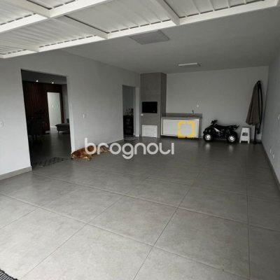 Casa com 200m², 3 quartos (sendo 2 suítes), 6 garagens, no bairro Serraria em São José