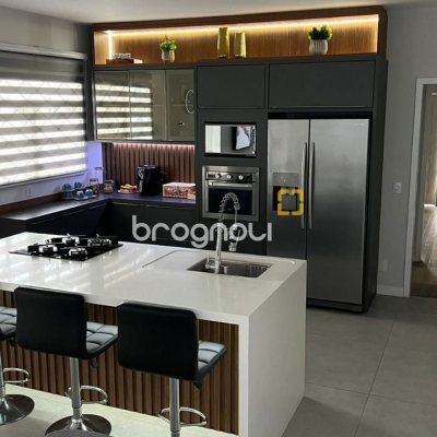 Casa com 200m², 3 quartos (sendo 2 suítes), 6 garagens, no bairro Serraria em São José