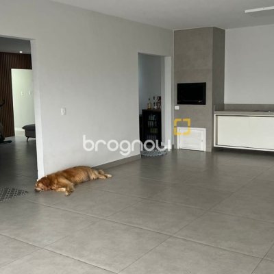 Casa com 200m², 3 quartos (sendo 2 suítes), 6 garagens, no bairro Serraria em São José