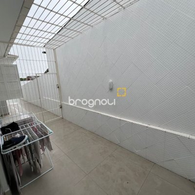 Casa com 200m², 3 quartos (sendo 2 suítes), 6 garagens, no bairro Serraria em São José